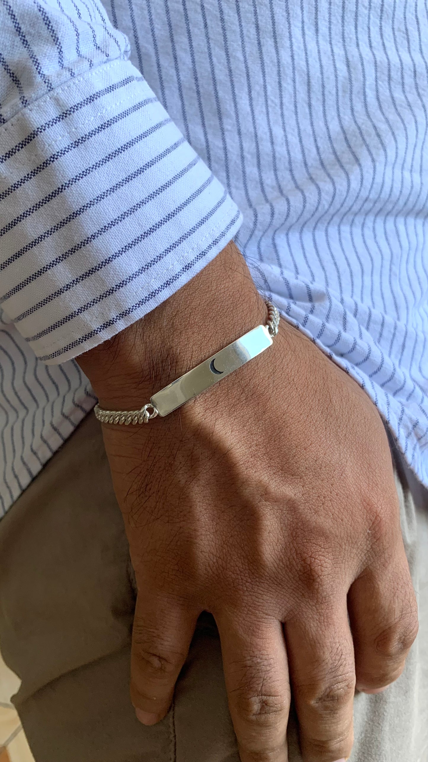 Brazalete para él.